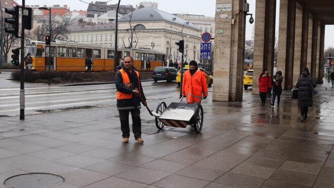 Rendeletben tiltják meg, hogy így takarítsuk el a havat a járdáról