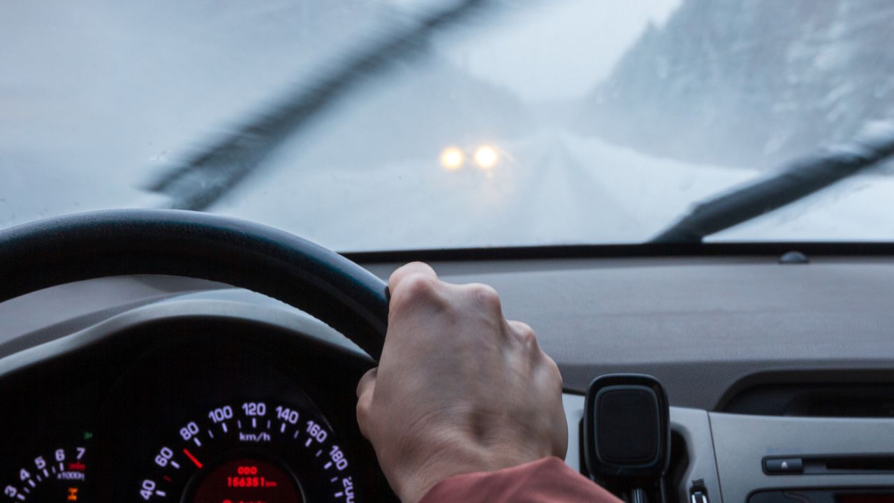 Hó fogságában az M1-es autópálya, az M0-son is tömeges mentés zajlik