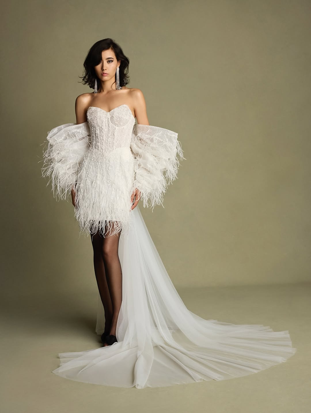 Idan Cohen menyasszonyi ruhát viselő modell