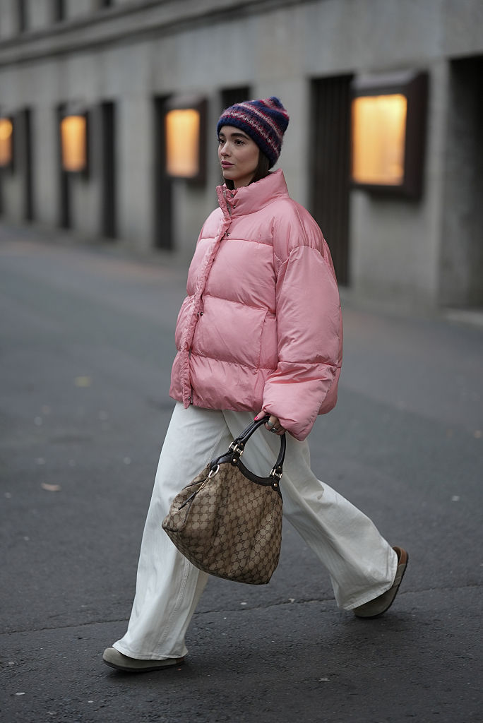 Réteges, téli öltözéket viselő nő az utcán