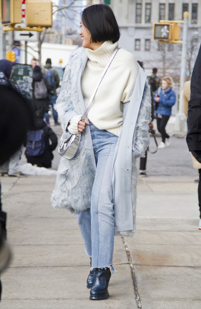 Réteges téli öltözéket viselő nő az utcán