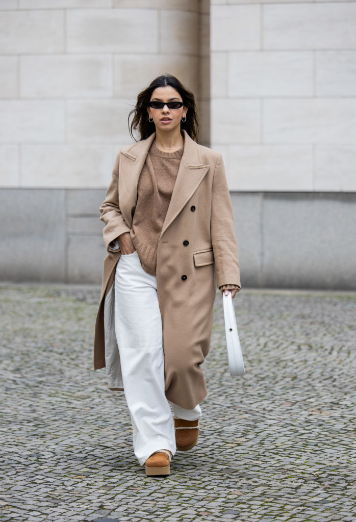 Réteges téli öltözéket viselő nő az utcán