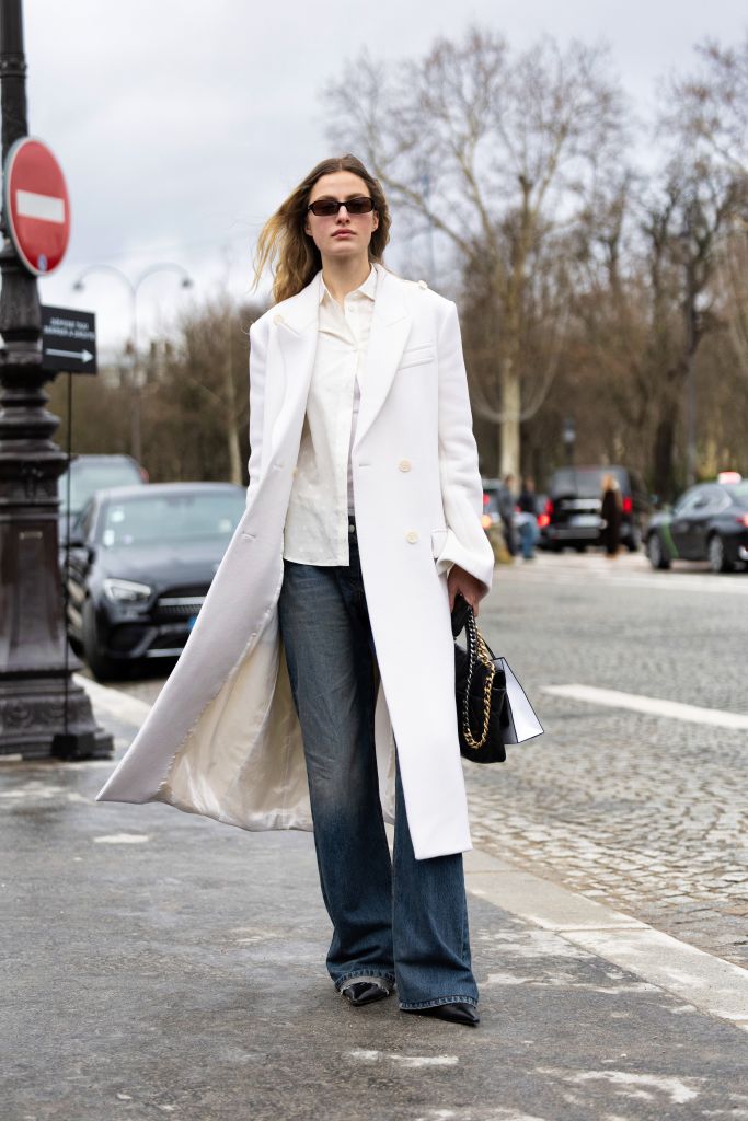 Réteges téli öltözéket viselő nő az utcán