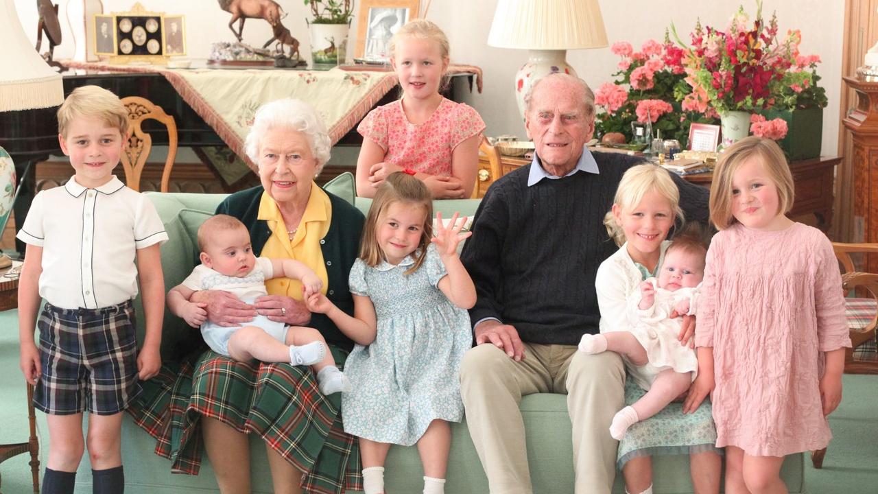 II. Erzsébet a dédunokáival