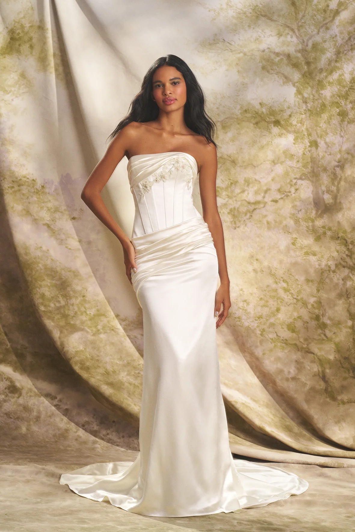 Ines di Santo menyasszonyi ruhát viselő modell