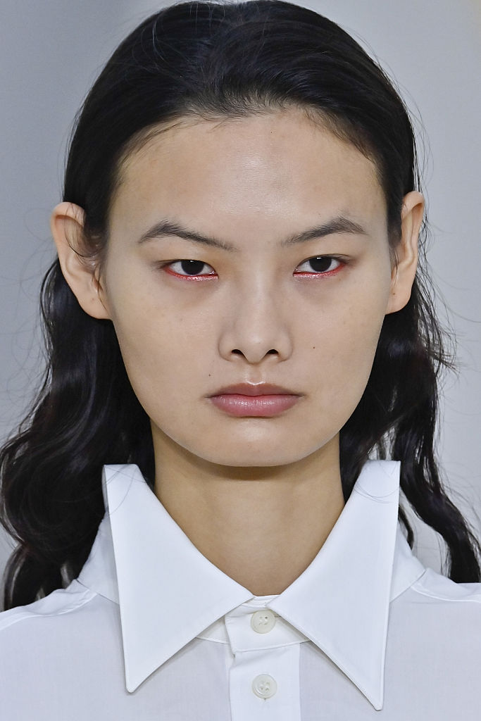 Piros szemsminket viselő modell