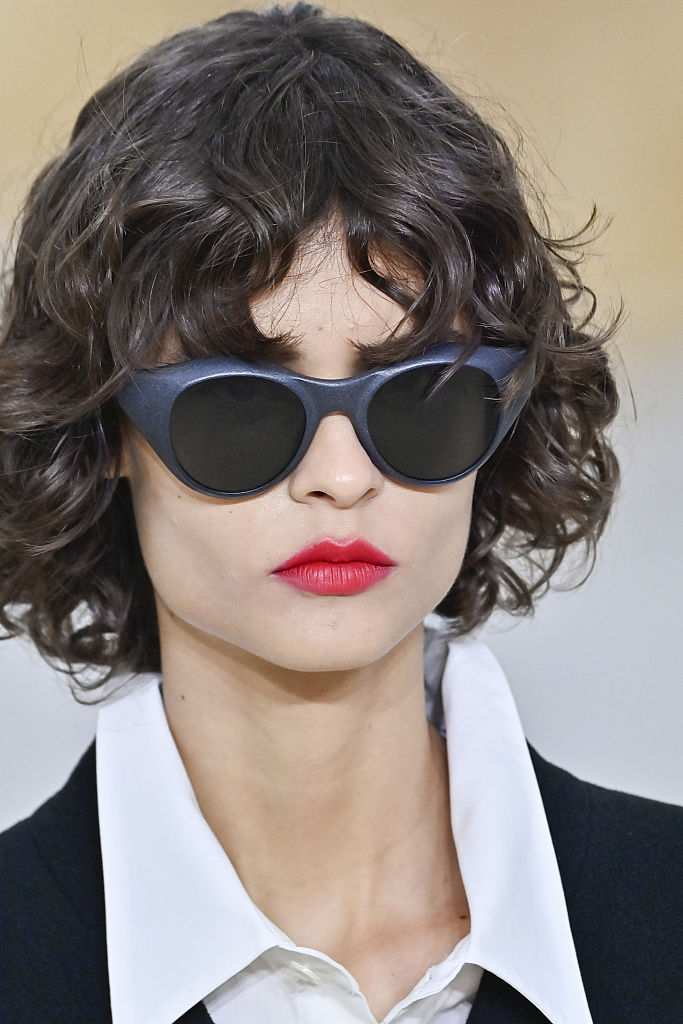 Élénk színű rúzst viselő modell a kifutón