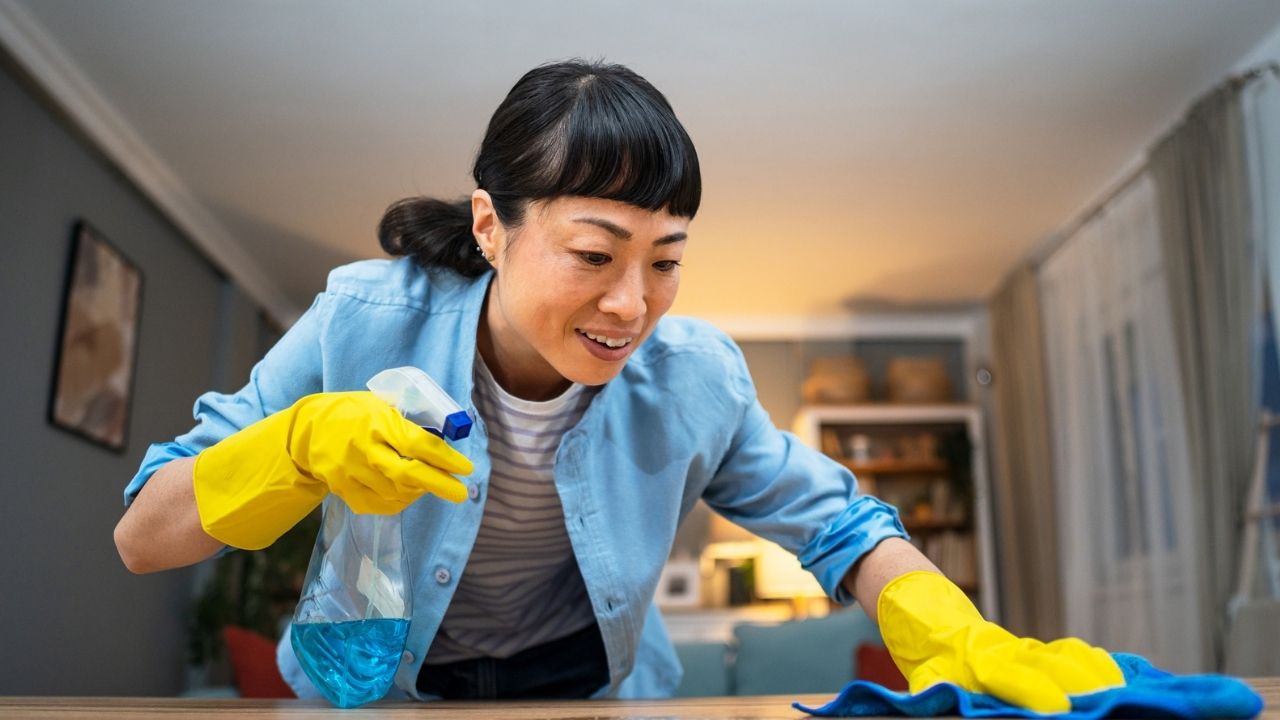 japán nő takarít, fotó: Getty Images