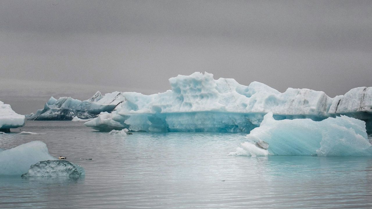 jég a tavon, fotó: Unsplash