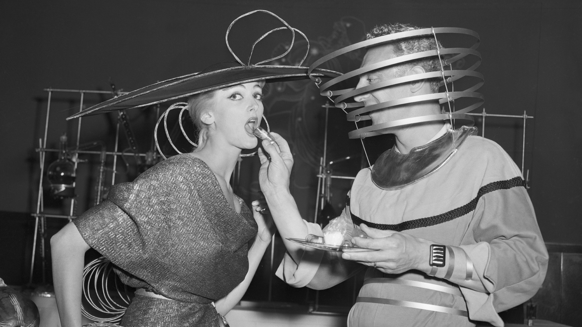 Az iskolai tanárok vagyonokat keresnek, a házaspárok külön élnek és mindenki vegetáriánus lesz – Ezeket jósolták 2026-ra száz évvel ezelőtt