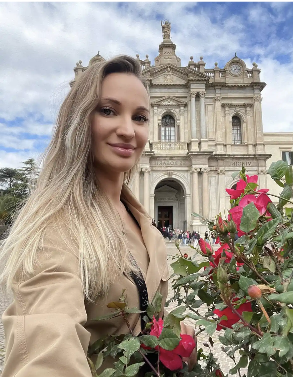 Belehalt a fenéknagyobbító műtétbe egy nő, mert „kamu orvos” operálta