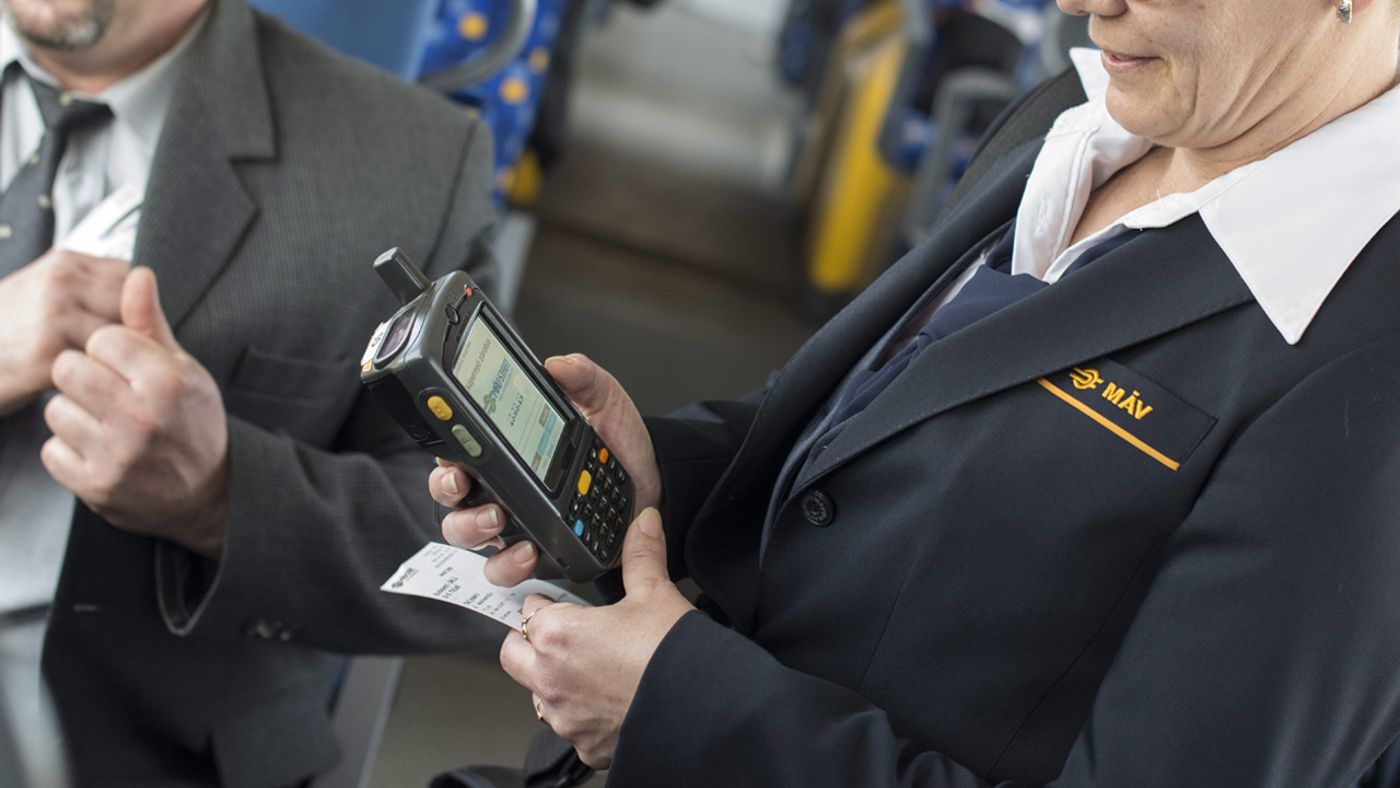 Csornán felejtette a kalauzokat a vonatpótló busz, vissza kellett menni értük