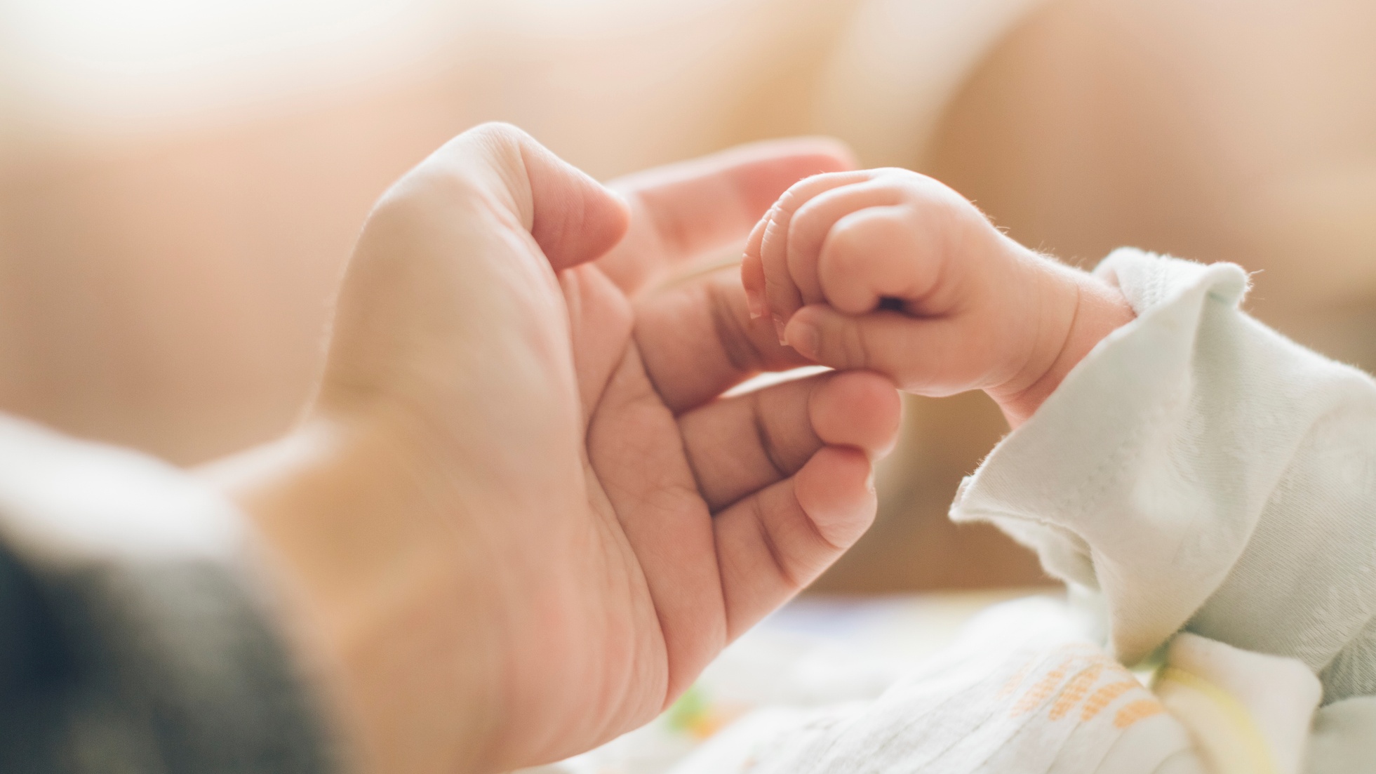 Kisbaba keze apukájáéval