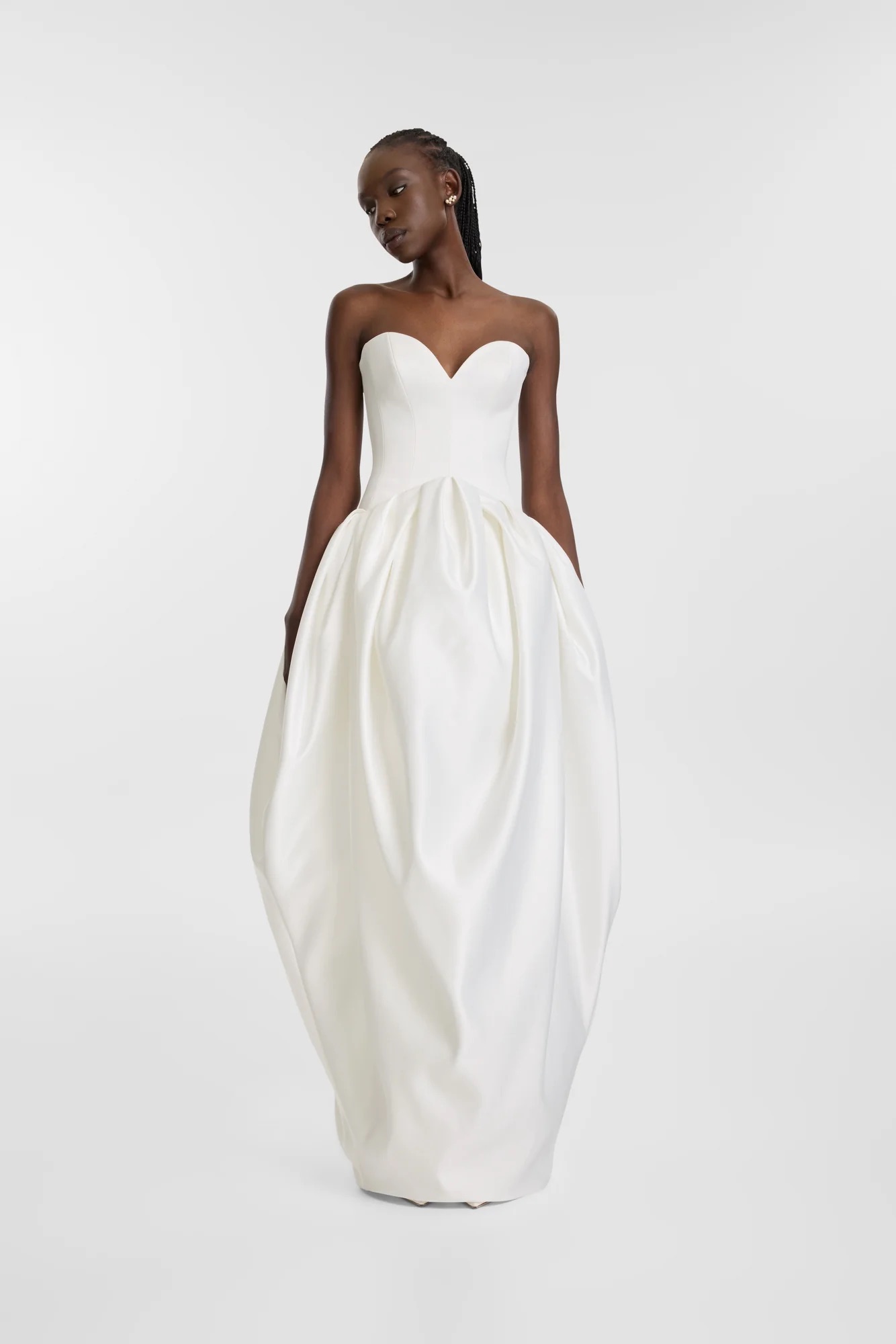 KYHA menyasszonyi ruhát viselő modell