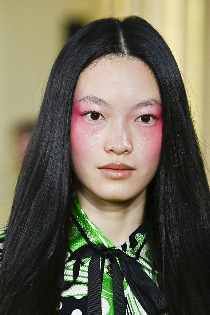 Hangsúlyos arcpírt viselő modell