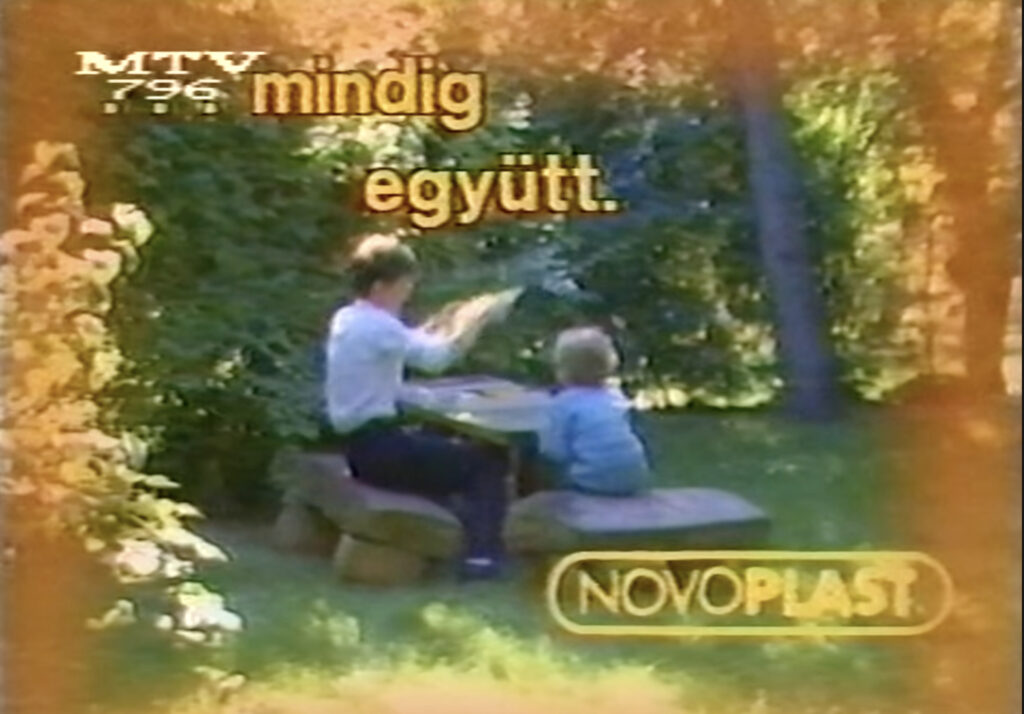 Apuka és gyereke társasozik egy Novoplast reklámban