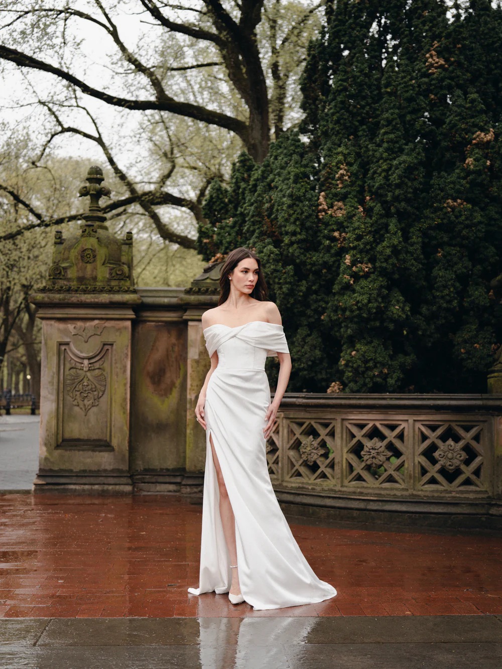 Monique Lhuillier menyasszonyi ruhát viselő modell