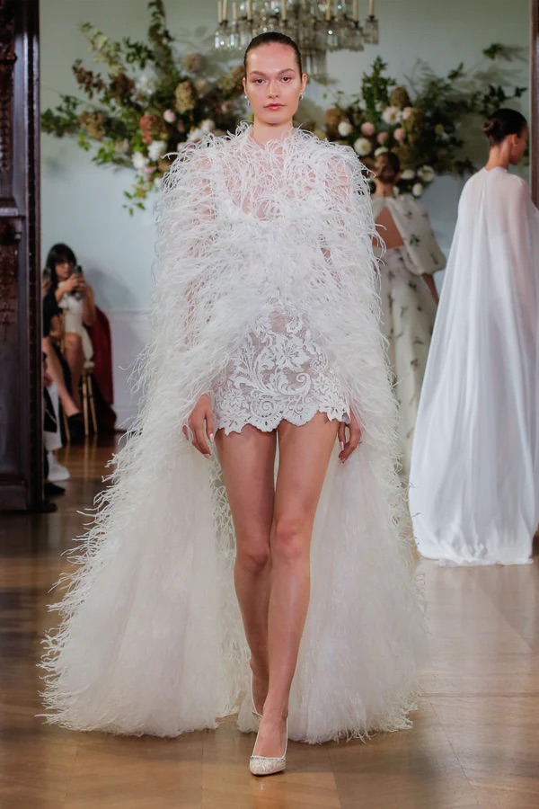 Monique Lhuillier menyasszonyi ruhát viselő modell