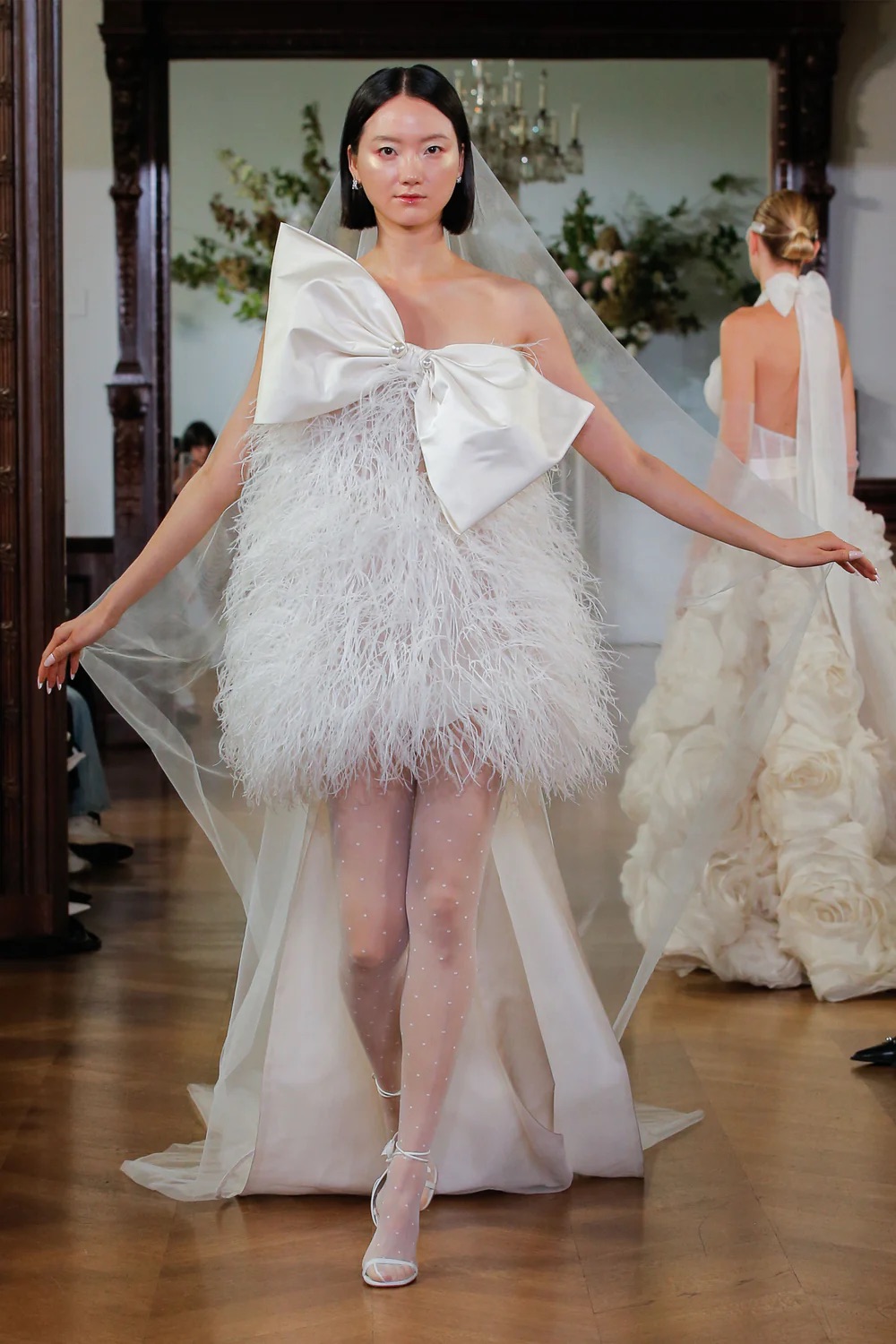 Monique Lhuillier menyasszonyi ruhát viselő modell