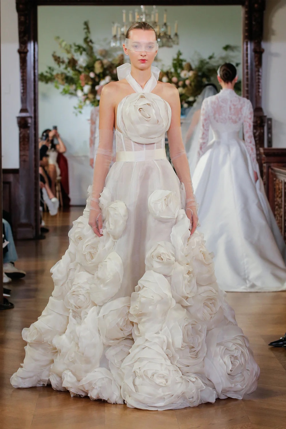 Monique Lhuillier menyasszonyi ruhát viselő modell