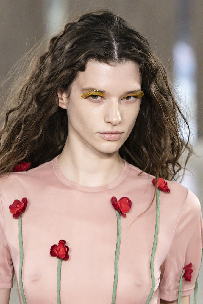 Színes pillákat viselő modell