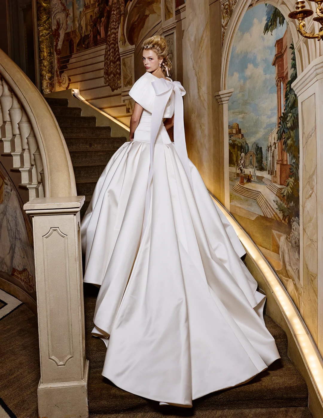 Nardos menyasszonyi ruhát viselő modell