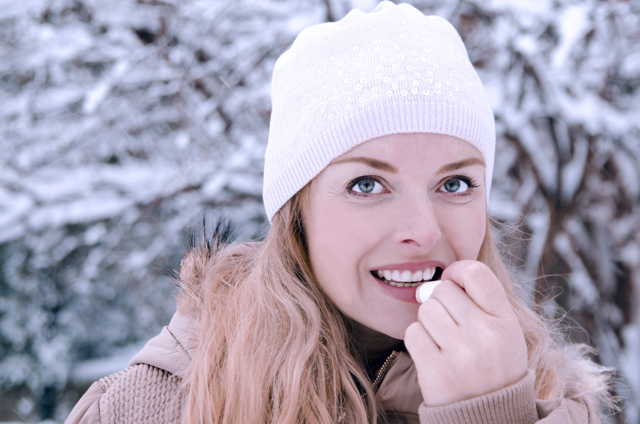 Nő ajakbalzsamot ken fel
