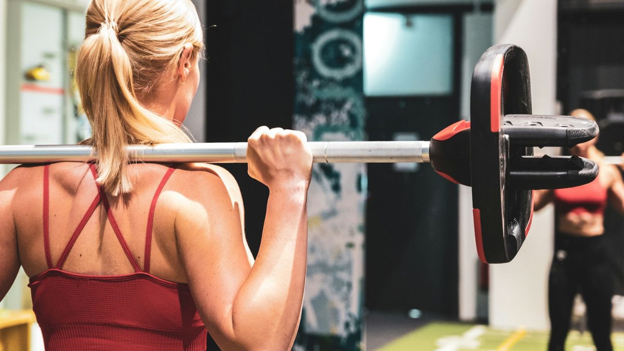 nő az edzőteremben, fotó: Unsplash