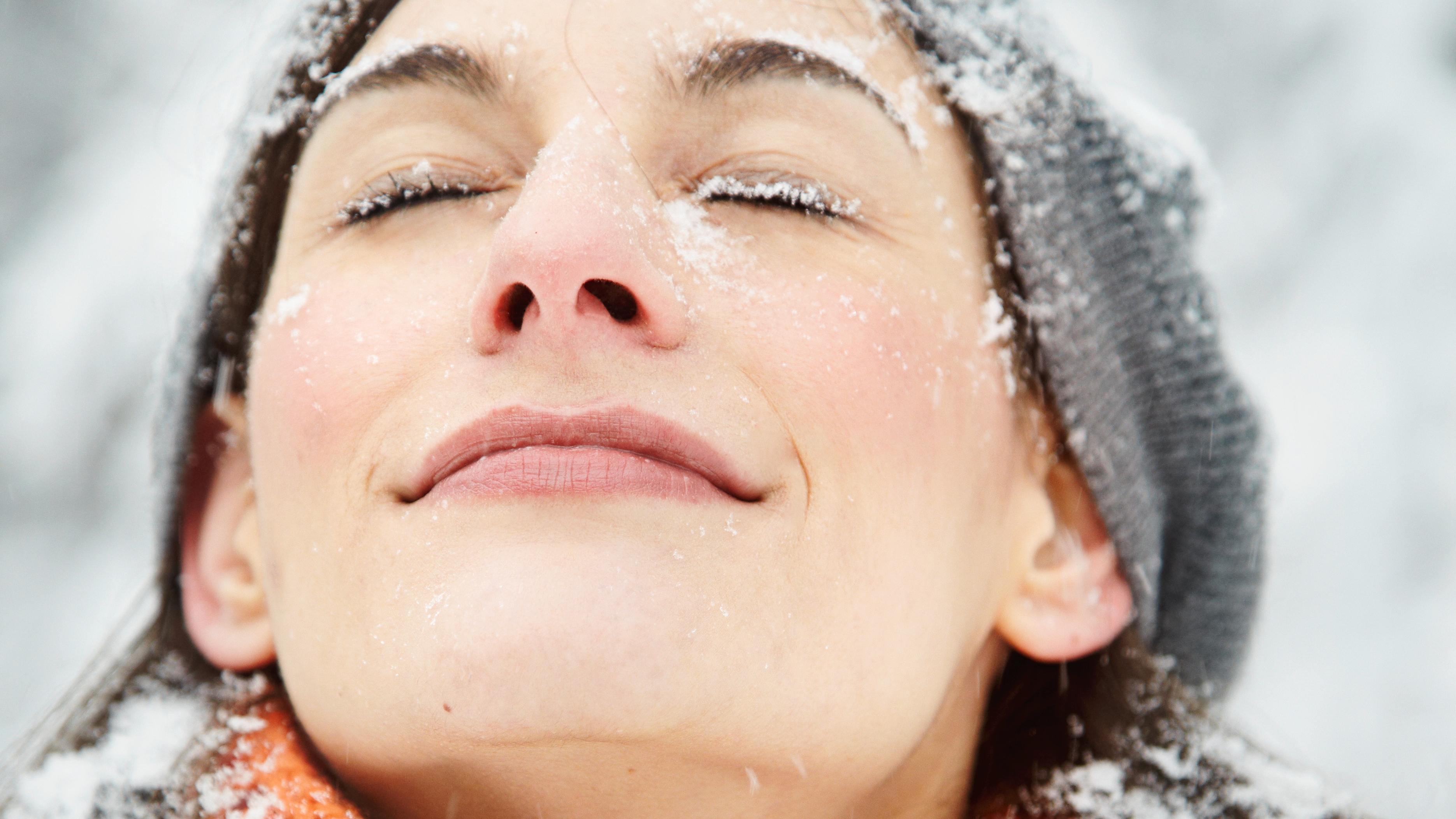 Női arc hóval