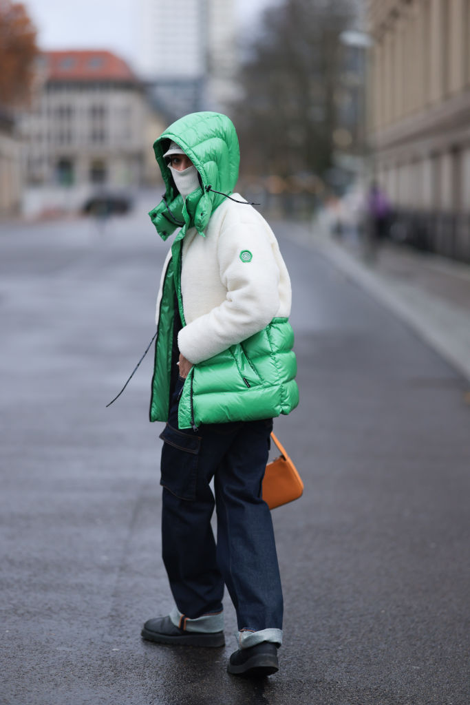 Réteges, téli öltözéket viselő nő az utcán