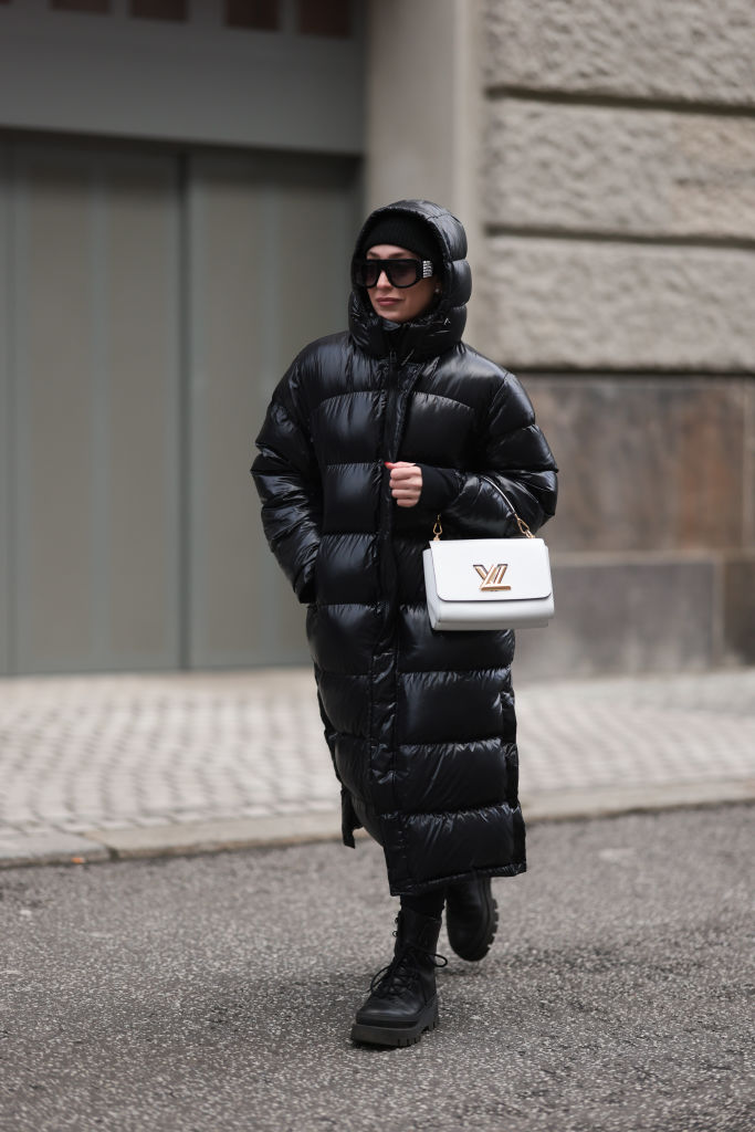 Réteges, téli öltözéket viselő nő az utcán