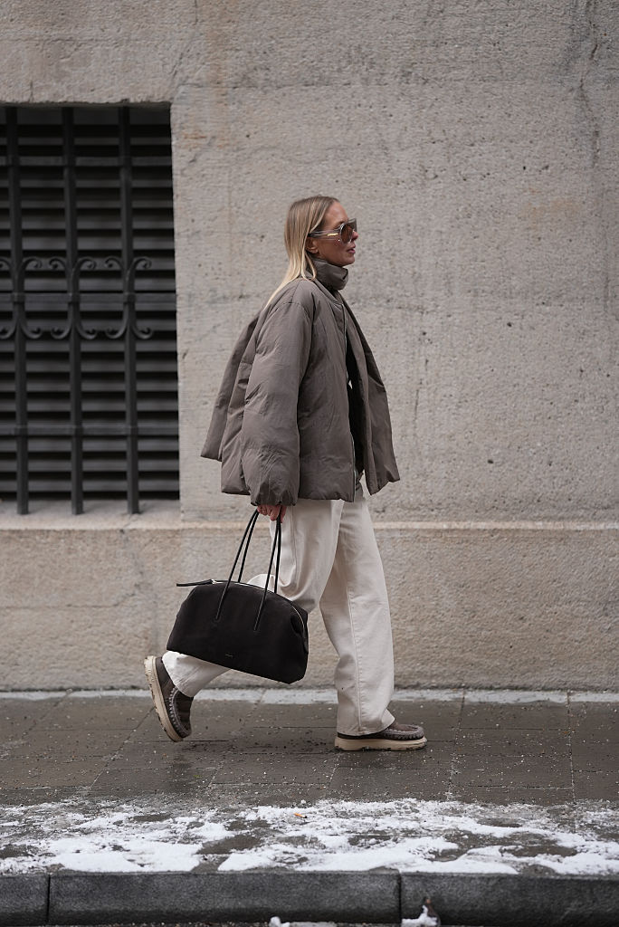 Réteges, téli öltözéket viselő nő az utcán