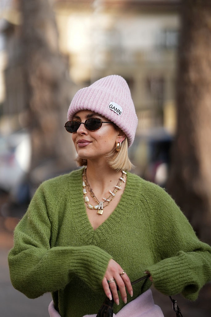 zöld pulóveres nő