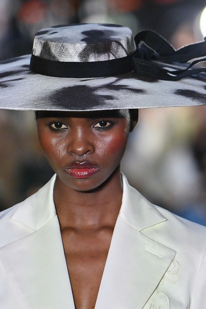 Hangsúlyos arcpírt viselő modell