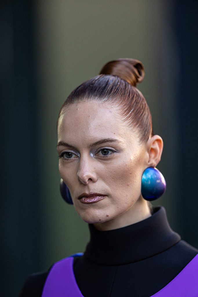 Csillogó sminket viselő modell