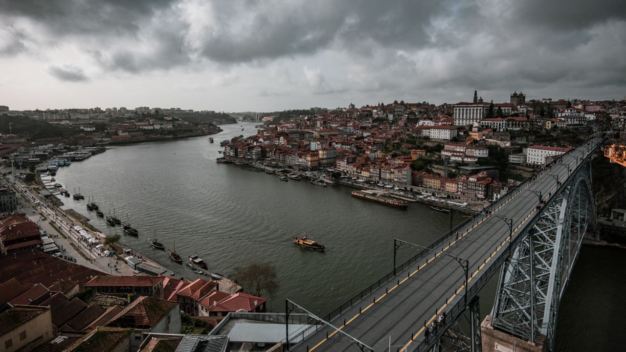 Porto város látképe télen