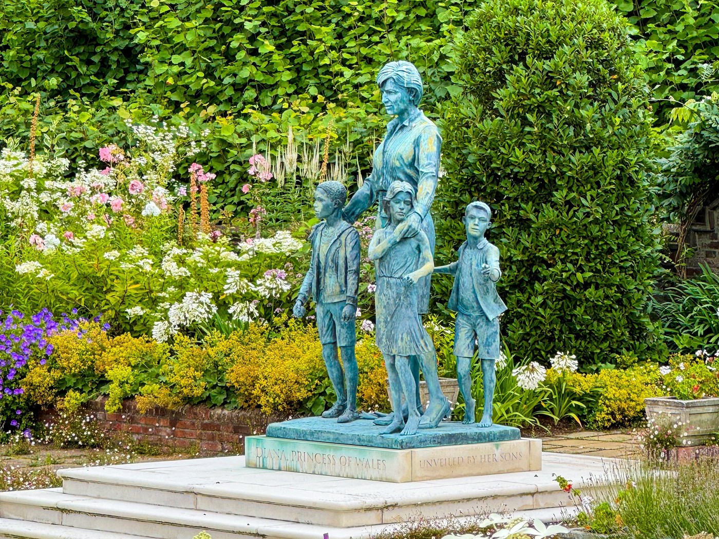 Diana hercegné szobra a Kensington palotában