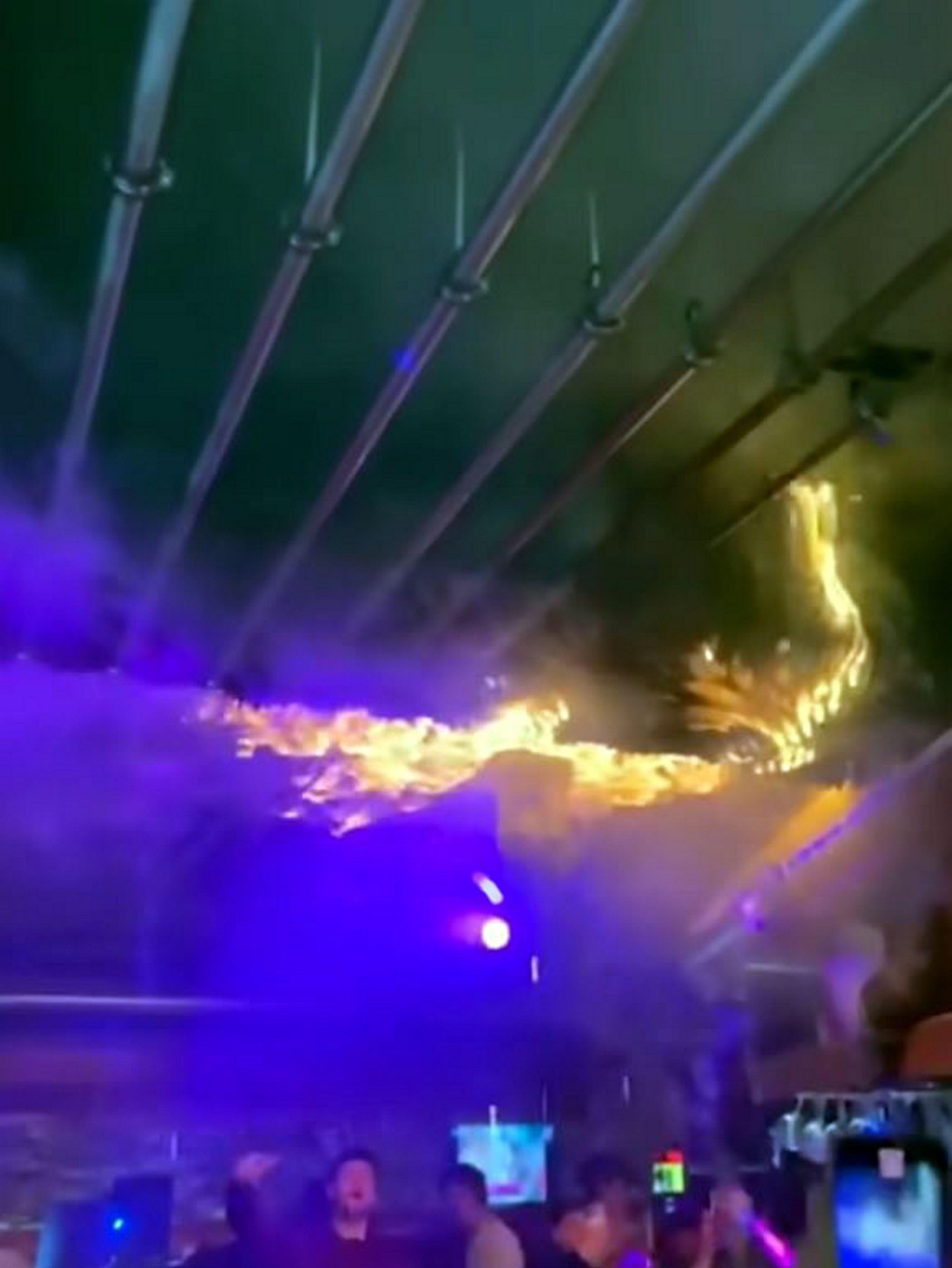 Lángoló plafon a svájci diszkóban.