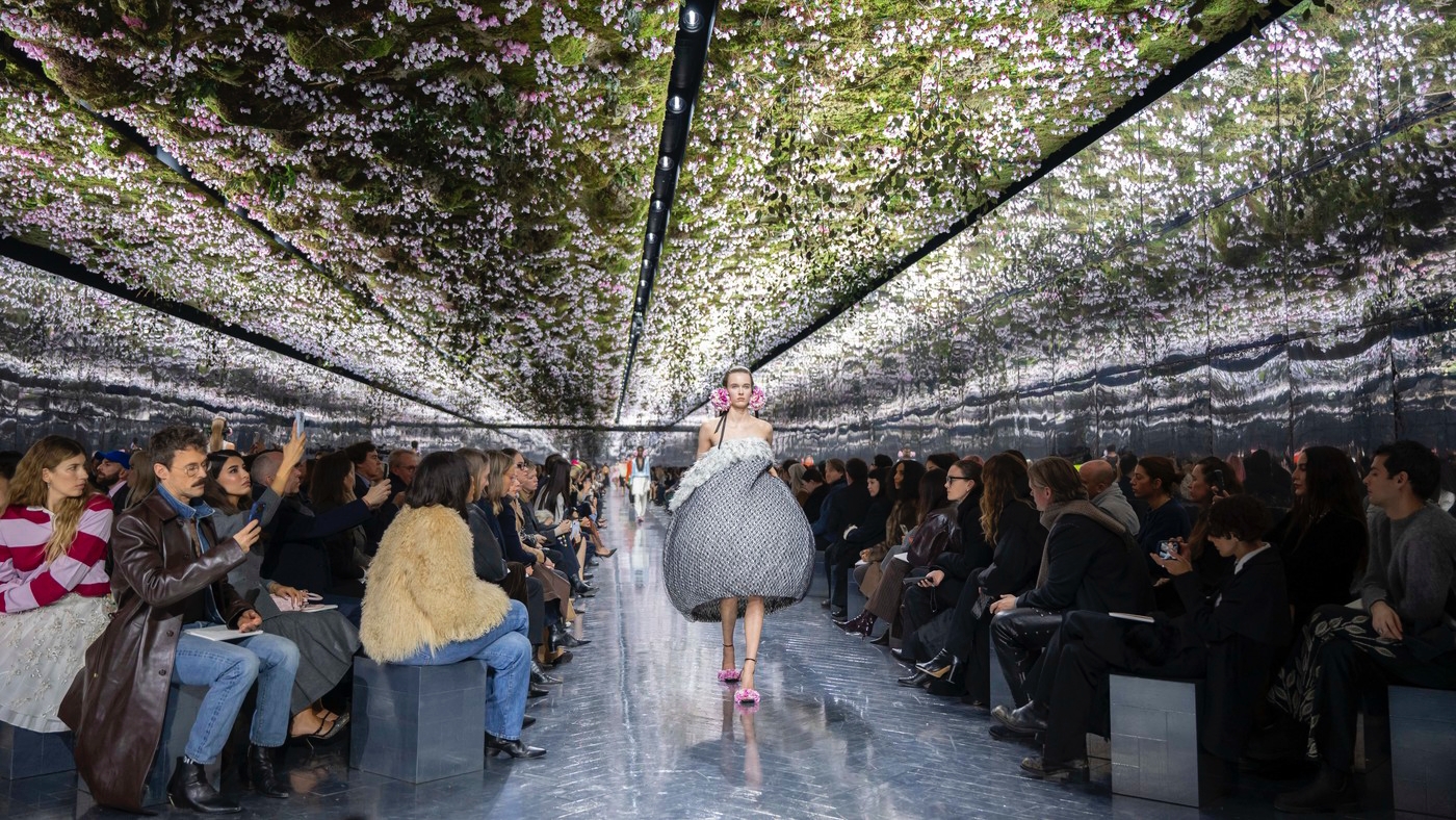 Modell a párizsi Haute Coute divathéten