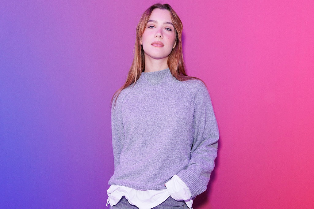 szükre pulóveres nő