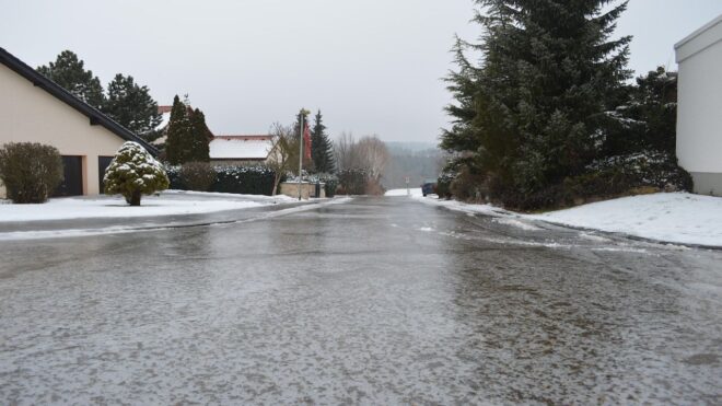 Jég a járdán: felejtsd el a sót –  válaszd ezt a módszert, gyorsabban olvasztja el a jeget