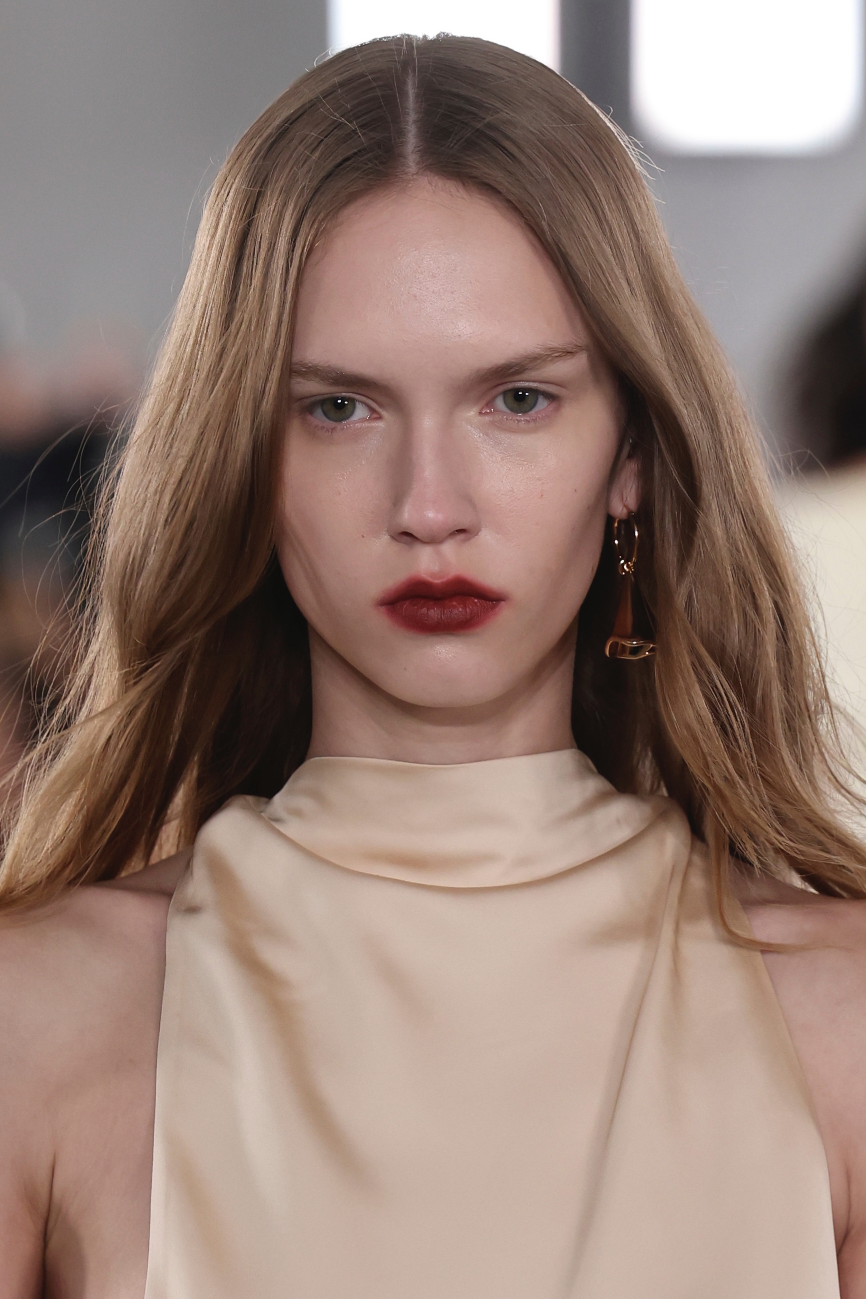 Sötét rúzst viselő modell