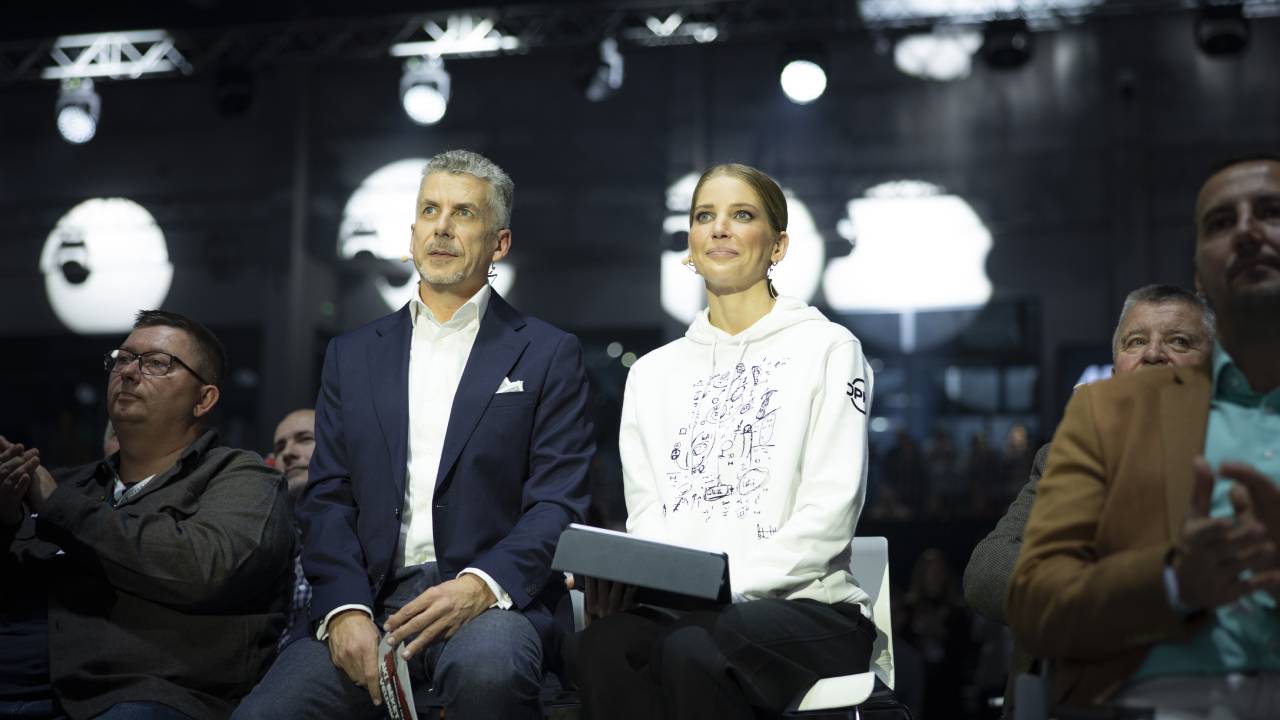 Az Orbán Viktoros pulcsitól Varga Judit hiányolásáig: ezek a celebek idén fejest ugrottak a politikába