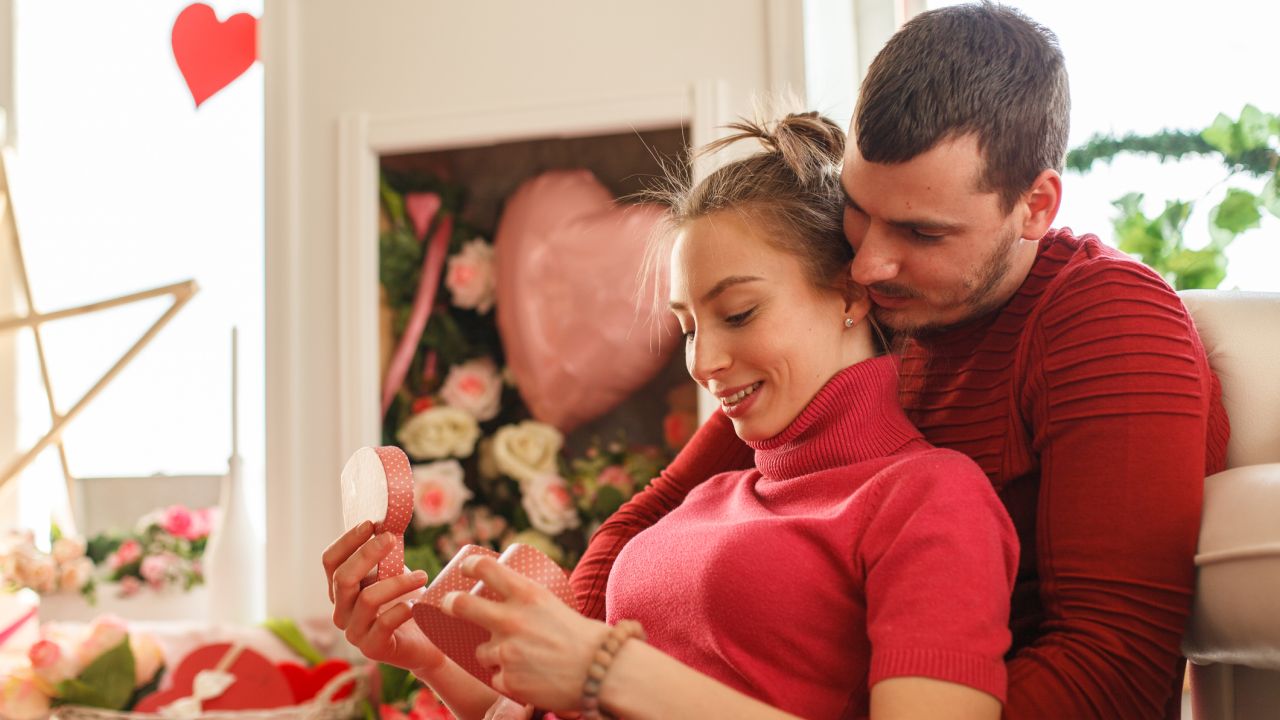 Szerelmespár ajándékkal