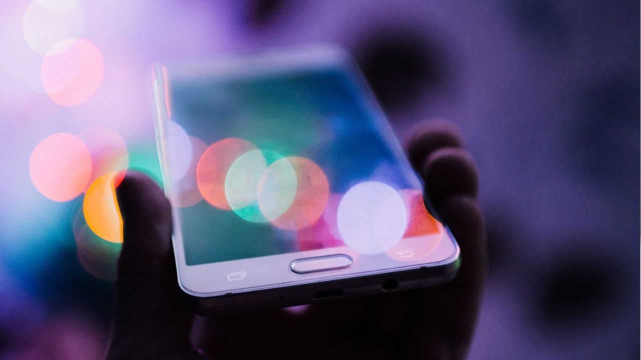 telefon töltése, fotó: unsplash