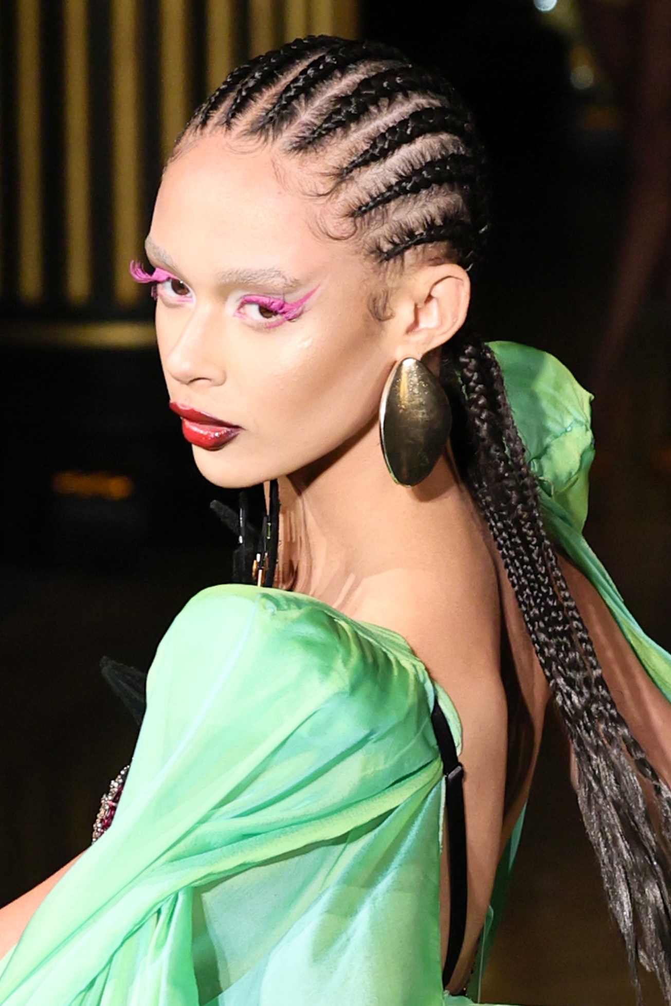 Színes pillákat viselő modell