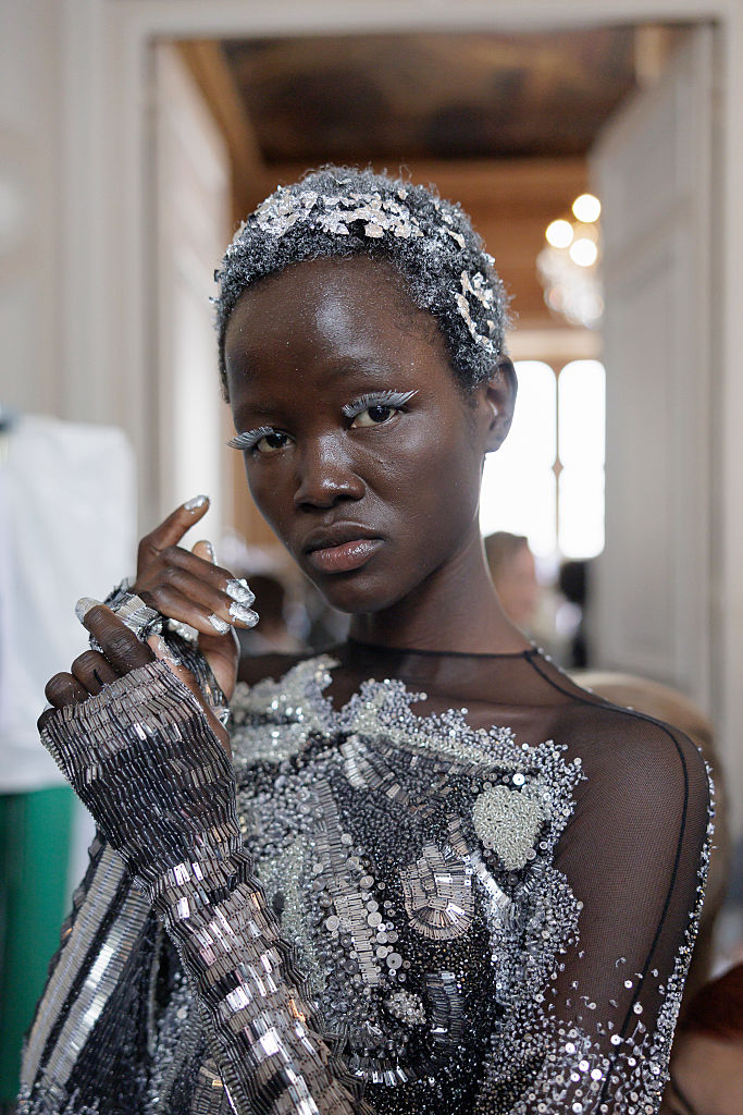 Csillogó sminket viselő modell