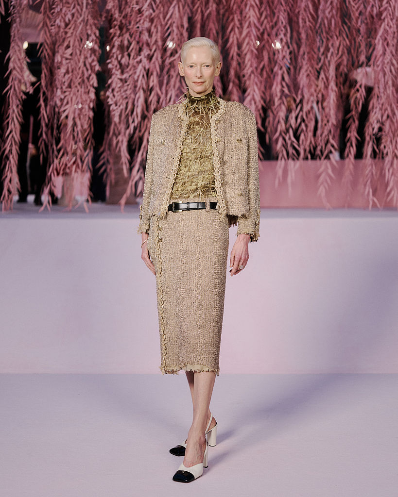 Tilda Swinton a párizsi Haute Couture divathéten