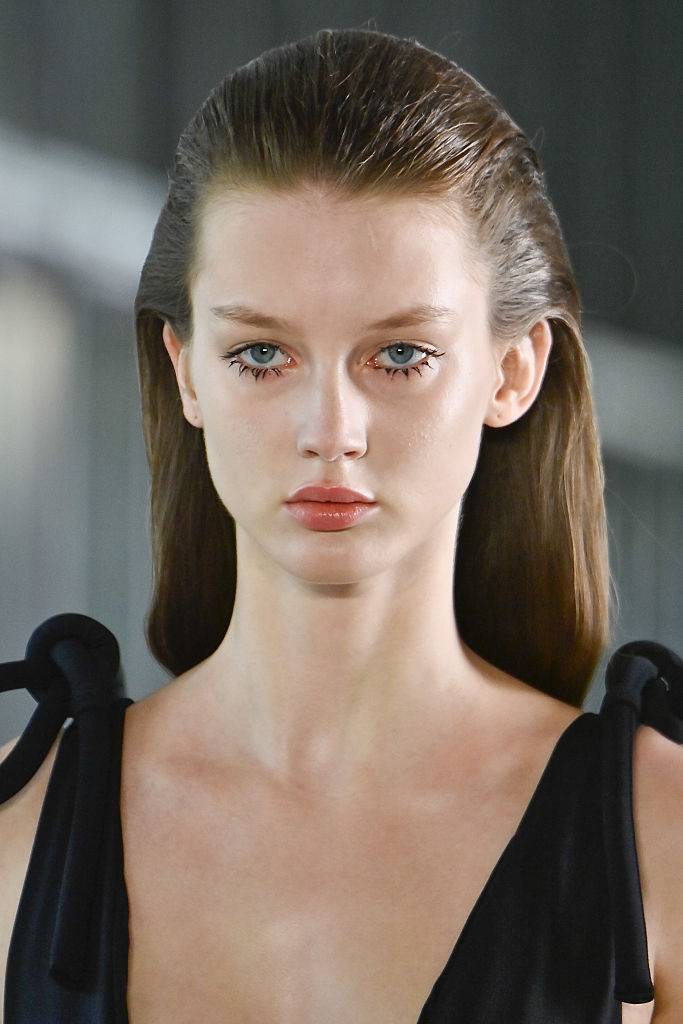 Hosszú szempillákat viselő modell