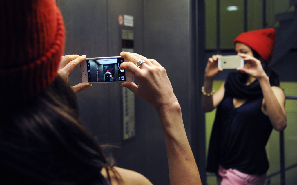 Nem csak szelfizésre jó – Ezért van tükör a liftekben